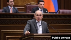 Jermenski premijer Nikol Pašinijan govori u parlamentu 3. decembra 2024.