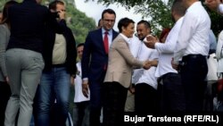 Ana Brnabić, premijerka Srbije, pozdravlja meštane tokom posete severu Kosova koji je pretežno naseljen građanima srpske nacionalnosti, 5. septembra 2022.