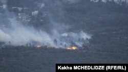 თვითმხილველების ინფორმაციით, წყნეთის გზატკეცილზე ცეცხლი მოედო საავტომობილო გზის მიმდებარე ტერიტორიას, კაკლების დასახლებისკენ გადასახვევთან.