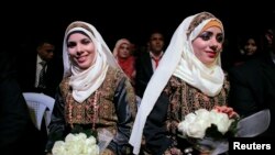 Palestinske nevjeste sjede na pozornici tokom ceremonije masovnog vjenčanja u gradu Jerihonu na Zapadnoj obali, 28. januar 2014.