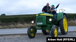 Ćerim Štavica vozi traktor koji je dopremio iz Švajcarske.