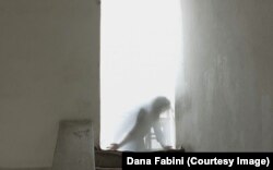 Waiting Room, Dana Fabini performance. Imagine film: Marius Popuț, scenografia: Ligia Smarandache