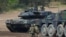 Войници стоят до боен танк Leopard 2 A7 на германските въоръжени сили по време на учение на НАТО във военен полигон в Мюнстер, Германия, 20 май 2019 г.