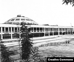 O fotografie nedatată a unui„ circ al foamei” din sudul Bucureștiului