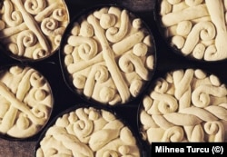 Sütésre kész ünnepi kenyér a húsvét előtti héten Máramaros megyében 2022-ben