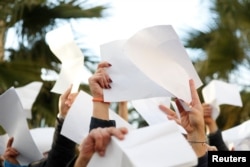 Ljudi demonstriraju protiv mafije u sicilijanskom gradu Castelvetrano gdje je rođen najtraženiji bjegunac italije, mafijaški šef Matteo Messina Denaro. Drže prazne listove papira kao simbol novog početka, 19. januar 2023.