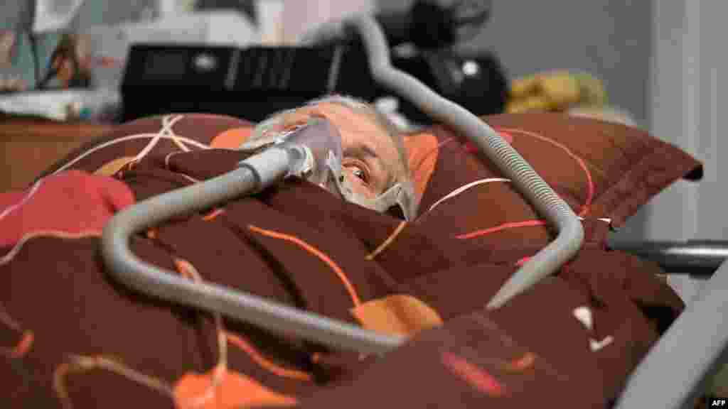 A lebénult Valentyin Mozgovi fekszik lélegeztetőkészülékre kötve kijevi lakásában. Az ukrán energetikai infrastruktúrát érő orosz csapások okozta áramkimaradások miatt folyamatosan életveszélyben van, mivel a gép nélkül nem tud lélegezni. Hozzá hasonlóan több tízezer ukrán civil életébe kerülhet, ha nincs elektromos hálózat