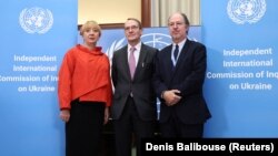 Jasminka Jumhur (stânga), alături de colegii ei din Comisia de anchetă ONU pentru Ucraina, Erik Mose și Pablo de Greiff. (Arhivă)