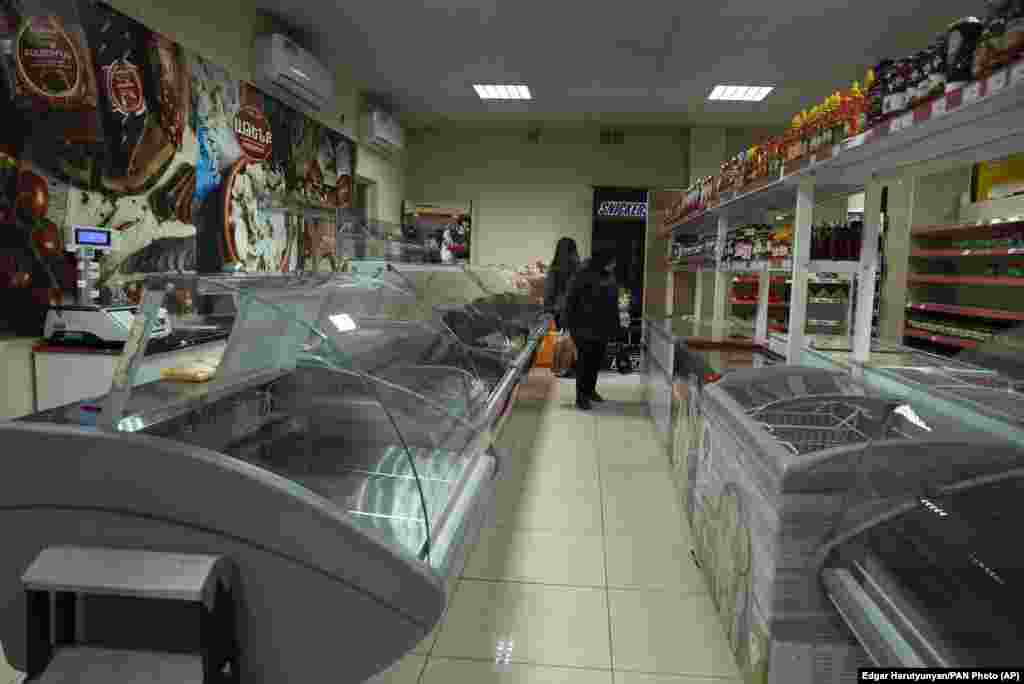 Clienți într-un magazin alimentar aproape gol din Stepanakert, pe 7 ianuarie. După mai bine de o lună de blocadă, locuitorii din Nagorno-Karabah au declarat pentru RFE/RL că se înregistrează o criză acută de alimente, medicamente și combustibil.