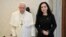 Vjosa Osmani, predsednica Kosova, i papa Franjo, prilikom susreta u Vatikanu, 23. junaura 2023. godine. 