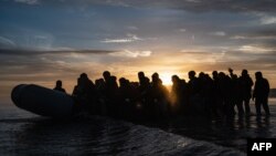 Ukrcavanje migranata na gumeni čamac u cilju prelaska Lamanša, Francuska, oktobar 2022.