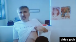 მიხეილ სააკაშვილის ჩართვა "ვივამედის" კლინიკიდან სასამართლოს სხდომაზე, სადაც მისი სასჯელის გადავადების ან გათავისუფლების საკითხი განიხილება. 1 თებერვალი, 2023 წელი.