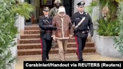 Karabinjeri izvode iz policijske stanice šefa sicilijanske mafije Mattea Messine Denara nakon hapšenja u Palermu, Italija, 16. januar 2023. 