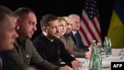 Украинскиот претседател на Украина Володимир Зеленски во центарот на фотографијата, на состанокот со потпретседателот на Соединетите држави Џ.Д. Венс во Минхен 