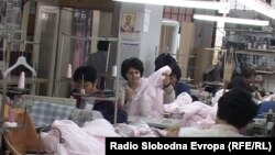 Работнички во текстилна фабрика. 