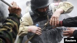 По имеющимся неофициальным сведениям, в столкновениях погибли 10 человек, около 90 человек получили ранения