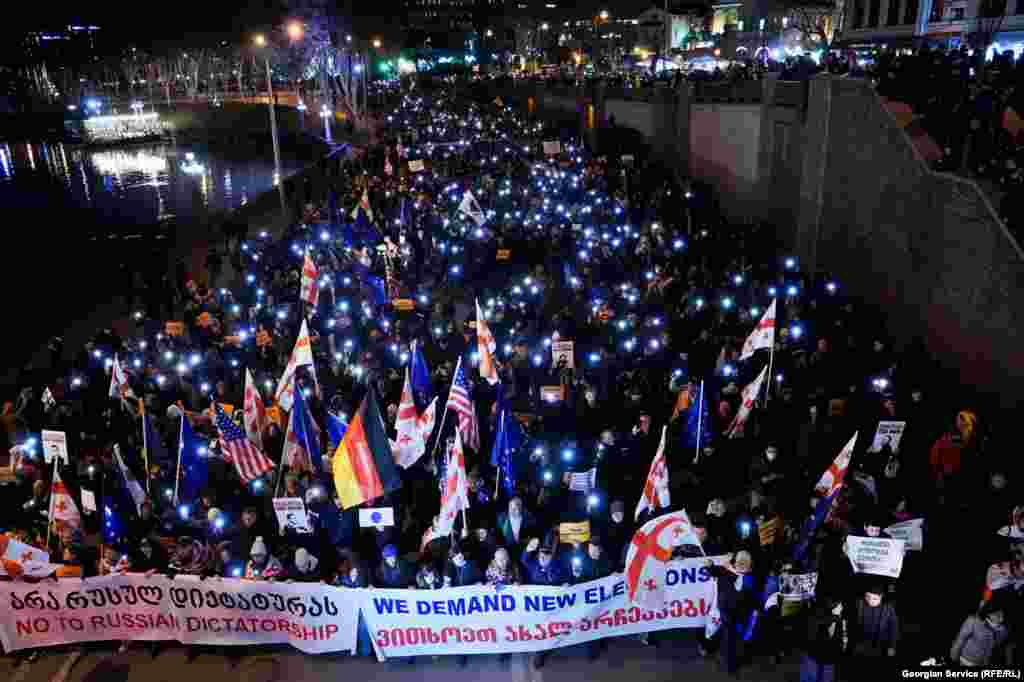 Manifestanții care mărșăluiesc pe o autostradă din centrul orașului Tbilisi cer alegeri noi, pe 15 februarie.
