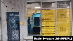 Xhami i thyer në objektin e Postës së Kosovës në Zveçan, ku më 1 prill pati shpërthim nga granata dore të hedhura brenda objektit.