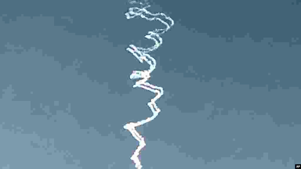 Tragovi dima vide se na nebu iznad grada Hadera dok izraelska protivvazdušna odbrana presreće rakete lansirane tokom iranskog napada.