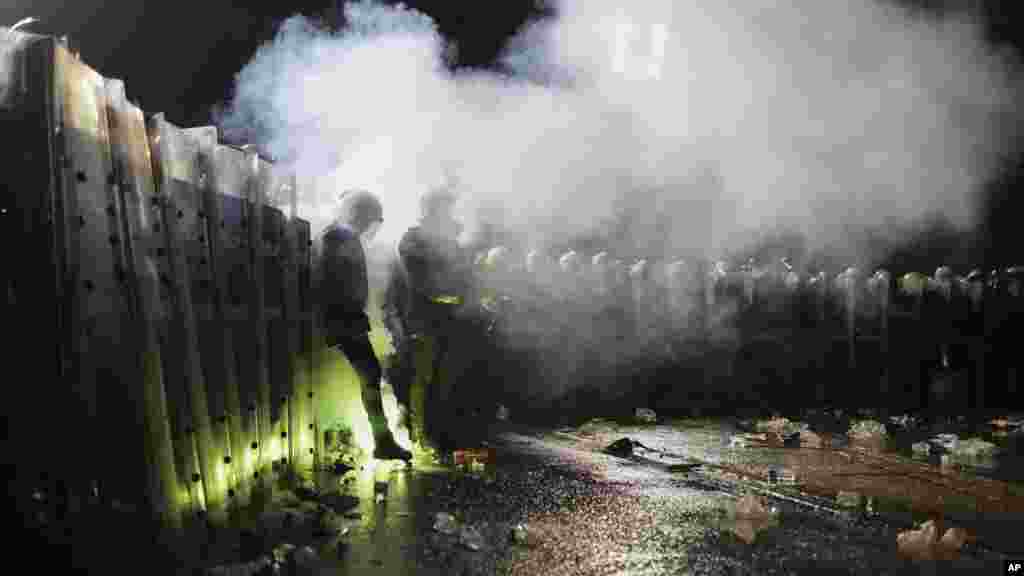 A fő ellenzéki párt, a Köztársasági Néppárt (CHP) is ellenállásra szólított fel az Ekrem İmamoğlu ügyében hozott bírósági döntés ellen, amelyet szerintük politikai alapon, koholt vádak alapján hoztak