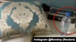 Sticla de apă din camera în care a stat Alexei Navalnîi înainte să i se facă rău