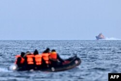 Barca de salvare din clasa Severn a Royal National Lifeboat Institution se îndreaptă spre migranții care călătoresc într-o barcă gonflabilă prin Canalul Mânecii, cu destinația Dover, pe coasta de sud a Angliei.