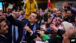 Экрем Имамоглу и его сторонники, архивная фотография