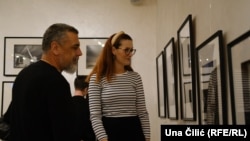 Ambasadorica Bosne i Hercegovine u Češkoj Martina Mlinarević na izložbi Milomira Kovačevića Strašnog u Pragu, 14. novembra 2024.