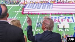 Președintele american, Donald Trump, și fiica lui, Ivanka Trump, la Super Bowl din New Orleans.