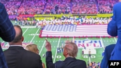 Американскиот претседател Доналд Трамп и неговата ќерка Иванка Трамп на Супер Боул во Њу Орлеанс, 9 февруари 2025