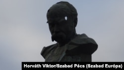 Tarasz Sevcsenko, ukrán költő szobra -- fejbe lőve -- Borogyanka főterén