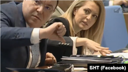 Стопкадър от БНТ, на който се вижда как депутатите от ГЕРБ Костадин Ангелов и Рая Назарян правят знаци към групата на БСП да гласува срещу предложението за изслушване на антимафиотите от Пловдив, 9 април 2025 г.