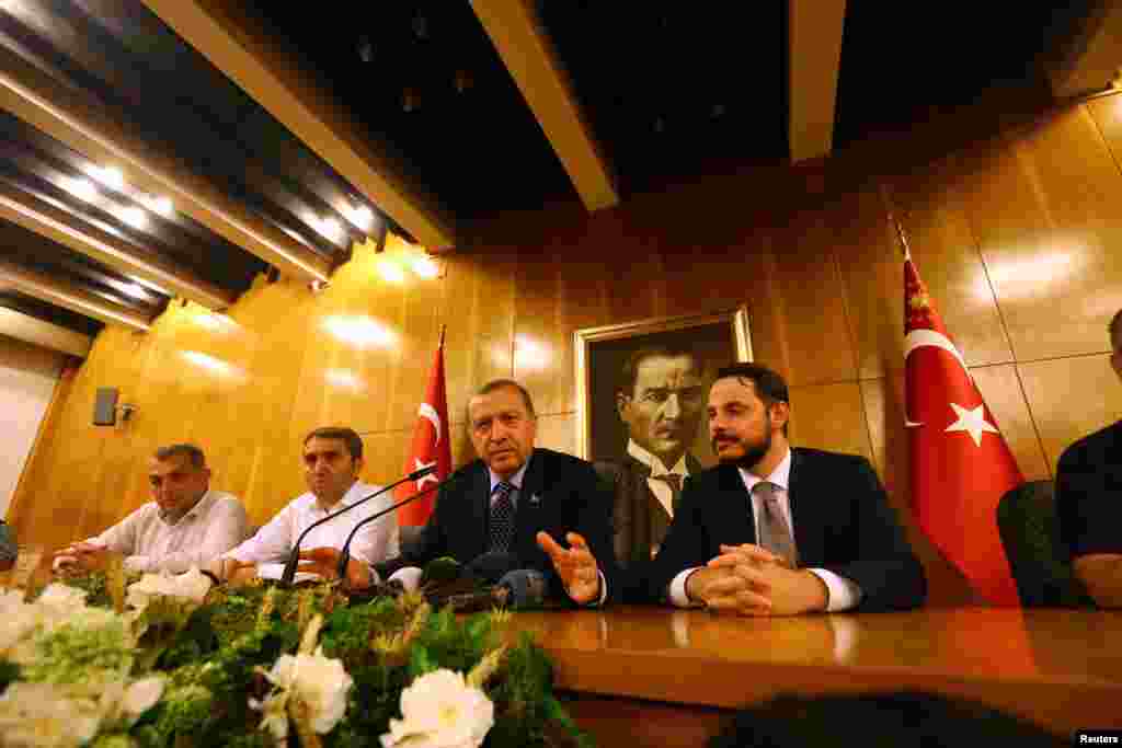 Predsjednik Redžep Tajib Erdogan obraća se javnosti po dolasku na istanbulski aerodrom.