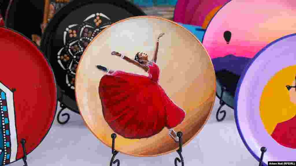 Balerina na keramičkom tanjiru, koji su napravile žrtve seksualnog nasilja.