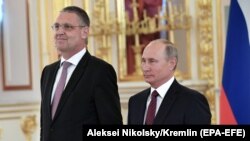 Рускиот претседател Владимир Путин со претставникот на ЕУ, Маркус Флоријан во октомври, 2017 година 