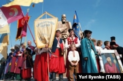 Під час урочистостей біля пам’ятника гетьману Петру Конашевичу-Сагайдачному (близько 1582–1622) у Хотині, 17 жовтня 1991 року