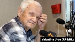 Scriitorul Vladimir Beșleagă în studioul Europei Libere