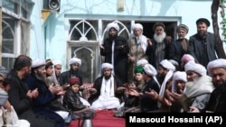 Lideri i sufistëve, Abdul Waheed Bahaduri (në qendër të fotografisë) duke u lutur në një xhami në Kabul. 