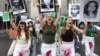 A nők önrendelkezési jogáért tüntető nők New York Cityben 2022. május 14-én