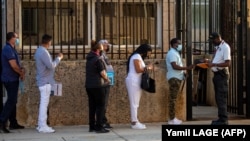 Red ispred Ambasade SAD u Havani, Kuba, arhivska fotografija