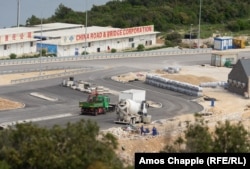 Kínai munkások a híd északi végénél