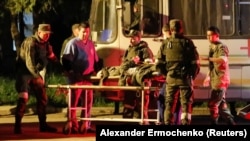 Повреден припадник на украинските сили од опколената челичарница Азовстал во Мариупол е пренесен на носилки од автобус, кој пристигнал под придружба на проруската војска во текот на украинско-рускиот конфликт во Новоазовск, Украина.