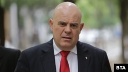 Главният прокурор Иван Гешев отива към сградата на Висшия съдебен съвет в сряда.