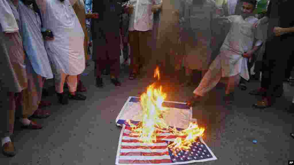 Demonstranti u pakistanskom gradu Pešavaru spaljuju američke i izraelske zastave u znak protesta protiv njihovih napada na Iran.