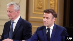 Bruno La Maire (b) és Emmanuel Macrom a francia kormány kabinetülésén 2022. május 23-án