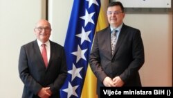 Stuart Peach i Zoran Tegeltija na sastanku u Sarajevu