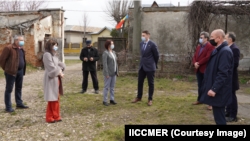 În centrul fotografiei, cu sacou gri, fosta președintă a IICCMER, Alexandra Toader. E într-o vizită la Râmnicu Sărat alături de alte oficialități.