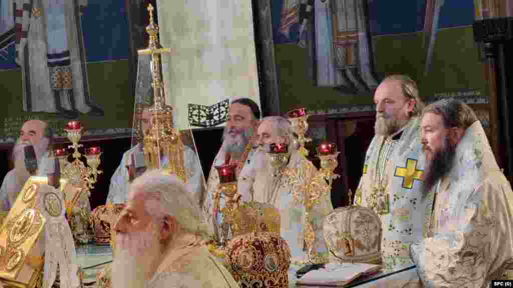 Obe zemlje i dva crkvena naroda označili su liturgiju 19. maja kao istorijski čin, čime je potvrđeno prevazilaženje 55-godišnjeg raskola između SPC-a i MPC-a Ohridske arhiepiskopije i obnavljanje kanonskog i evharistijskog opštenja. Vaseljenska patrijaršija je 9. maja priznala za kanonsku Ohridsku arhiepiskopiju. (na fotografiji: služenje Svete arhijerejske liturgije u Crkvi Svetog Klimenta Ohridskog, Skoplje, 24. maj)