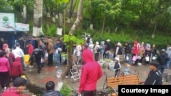 Жители Оша стоят в очереди за питьевой водой, 21 мая 2022 г.