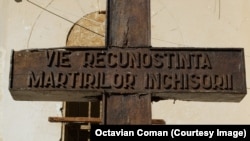 Crucea ridicată în curtea închisorii în memoria deținuților politici care au suferit în comunism este și ea în pericol de prăbușire